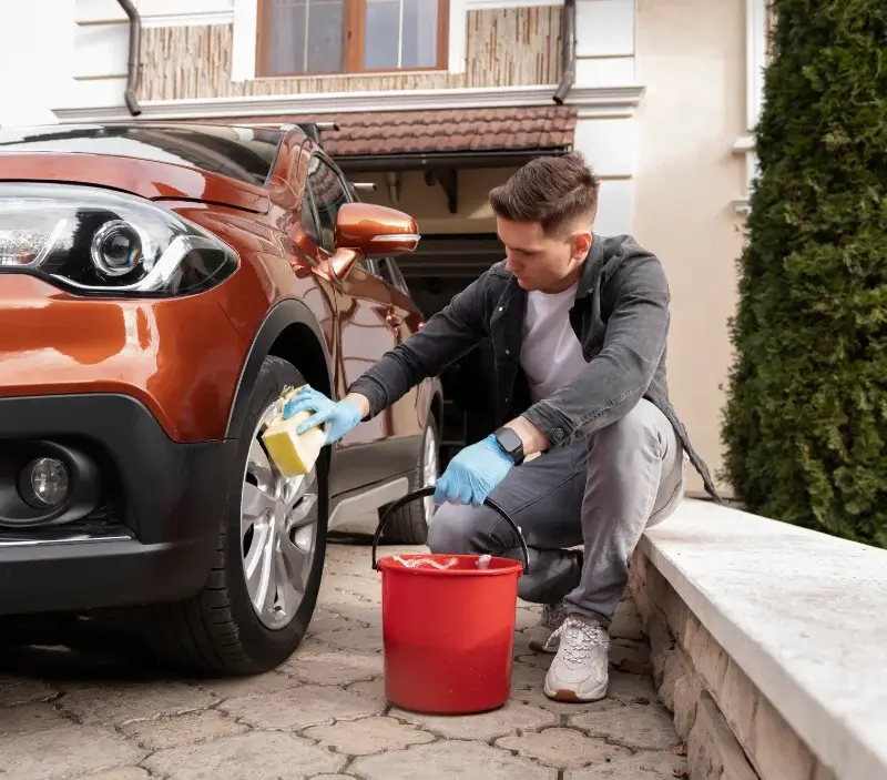 Lavage auto à domicile Andeville : professionnel intervenant sur un véhicule